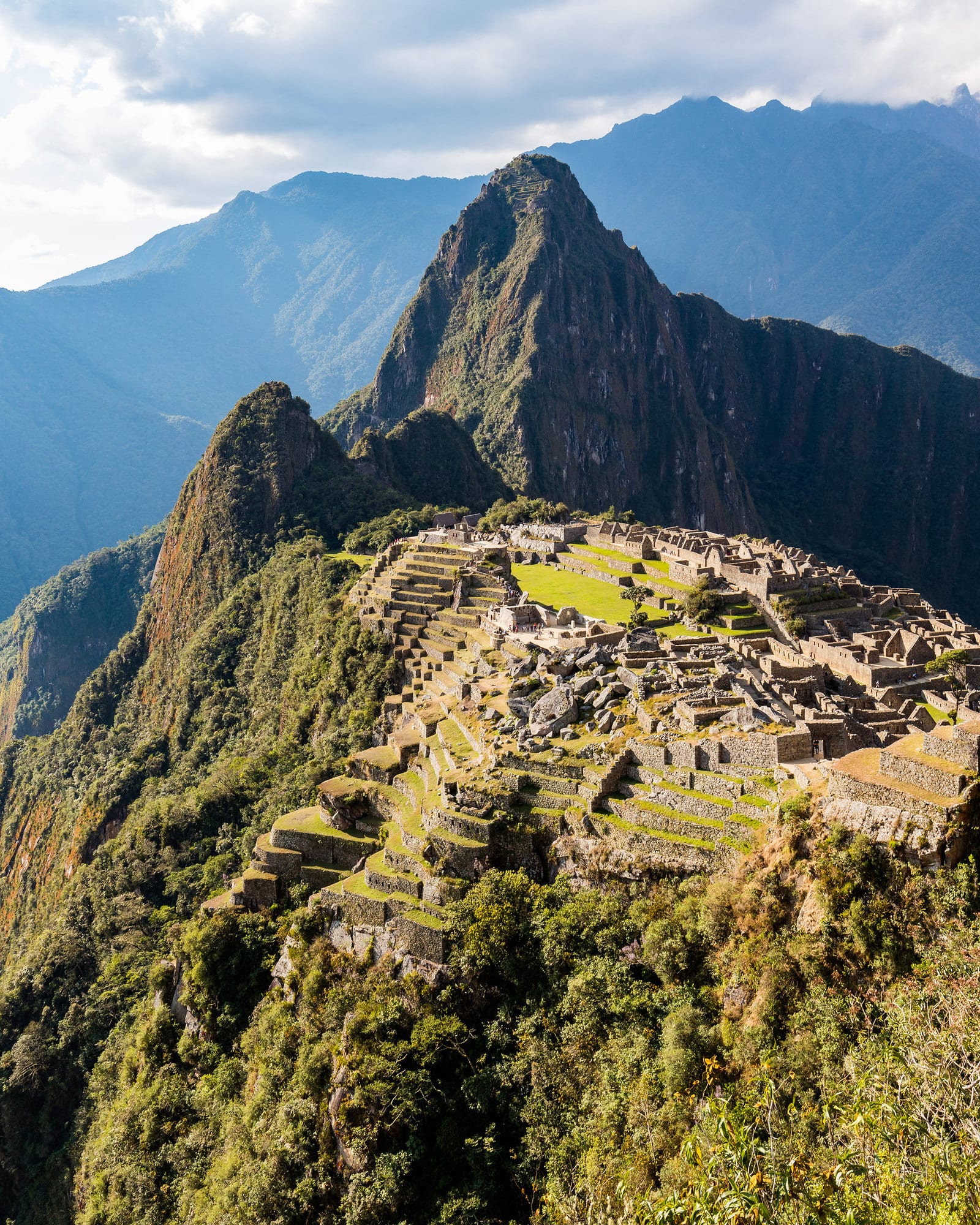 Ruínas de Machu Picchu sob a montanha Huayna Picchu, no Peru.
