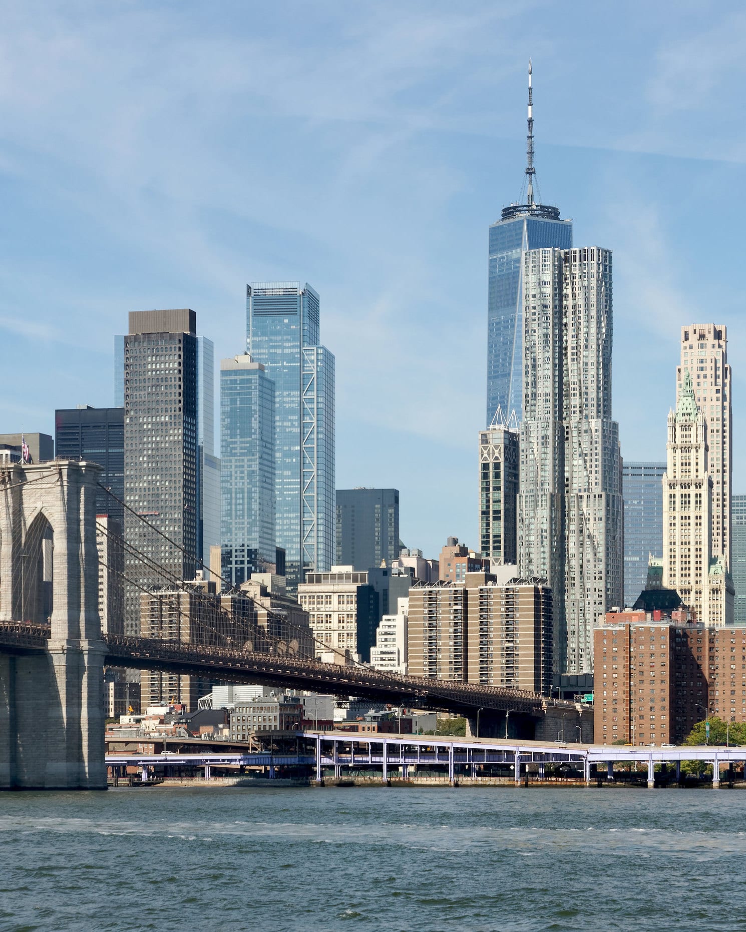 A Ponte do Brooklyn e os prédios de Manhattan sob céu azul, em Nova York.