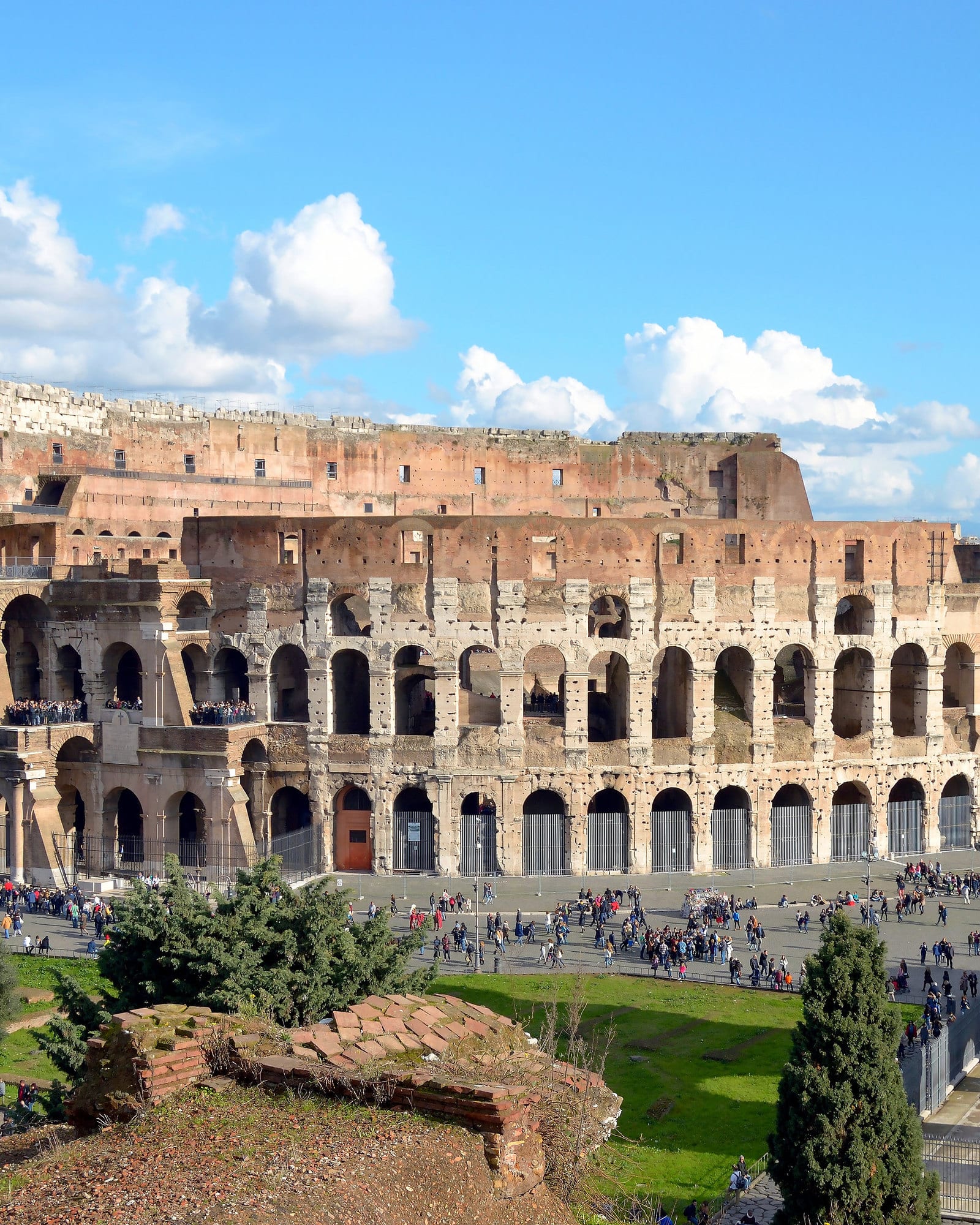 O Coliseu e o Arco de Constantino vistos do Palatino, em Roma.