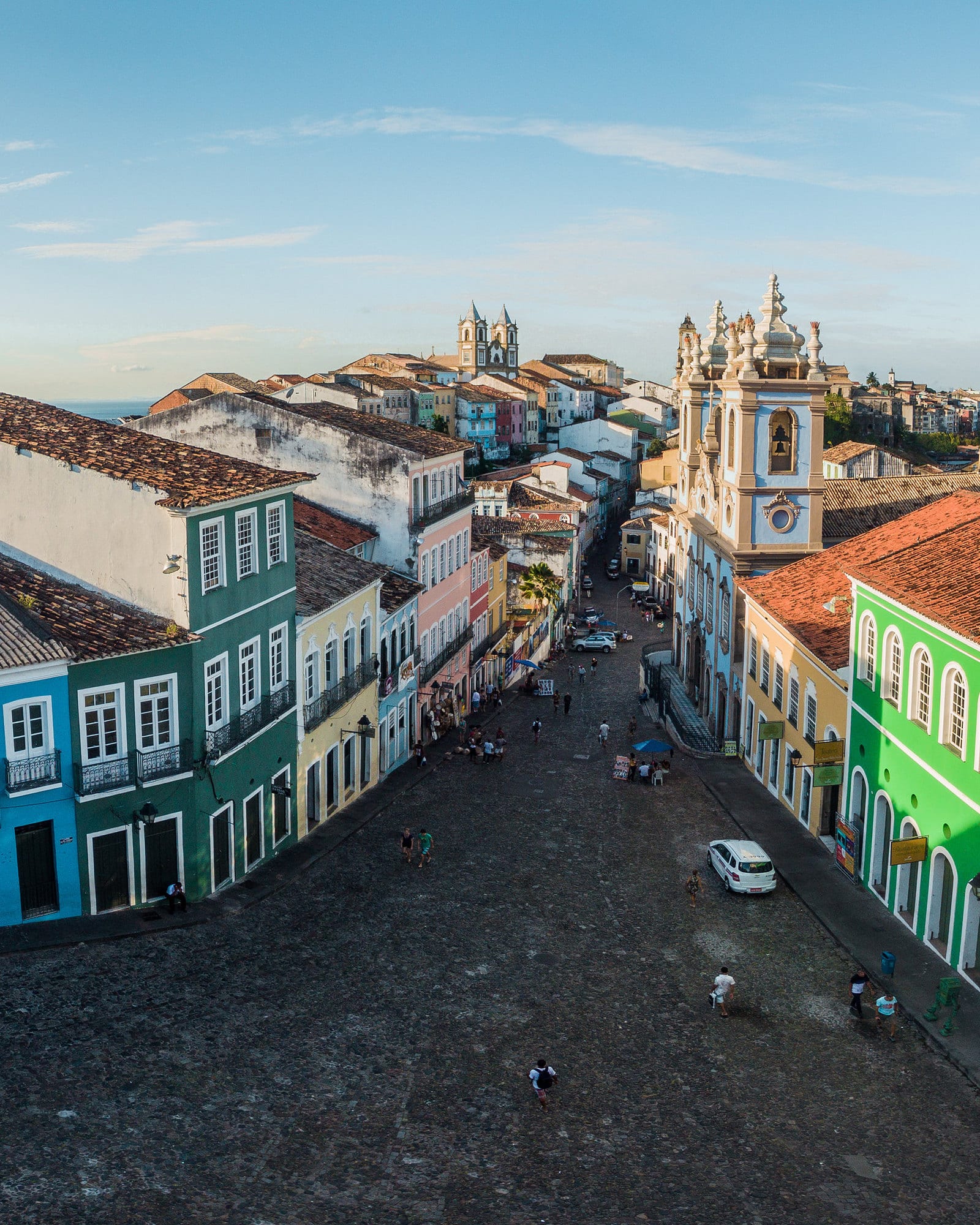 Casarões coloridos e a igreja ao fundo, vistos do alto, no Pelourinho, em Salvador.