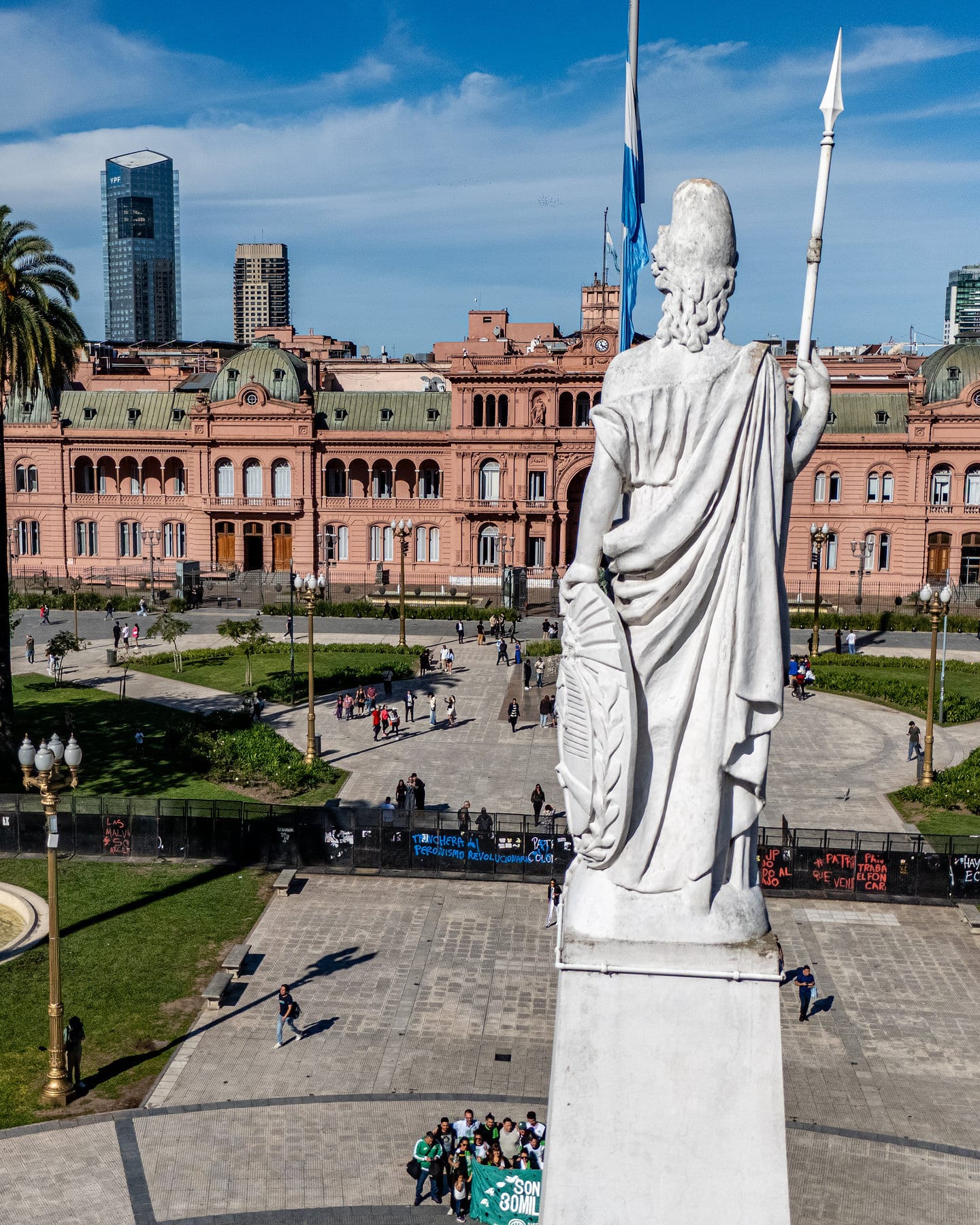 Praça de Maio e a Casa Rosada, vistas do alto com uma estátua em primeiro plano, em Buenos Aires.