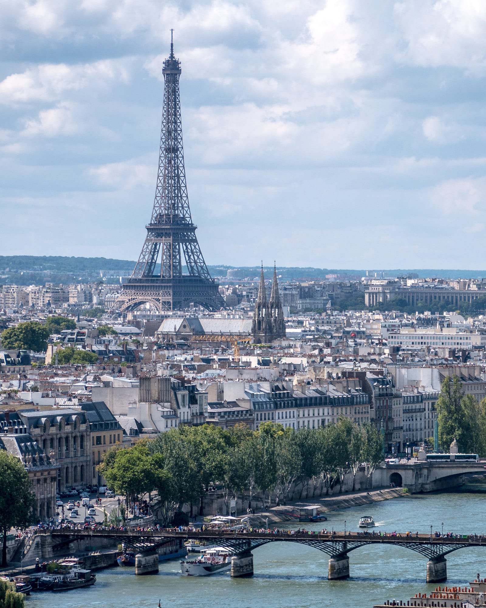 Torre Eiffel e as pontes sobre o rio Sena, vistas do alto, em Paris.