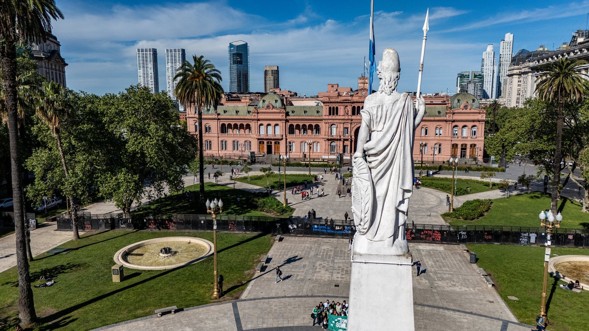 Praça de Maio e a Casa Rosada, vistas do alto com uma estátua em primeiro plano, em Buenos Aires.