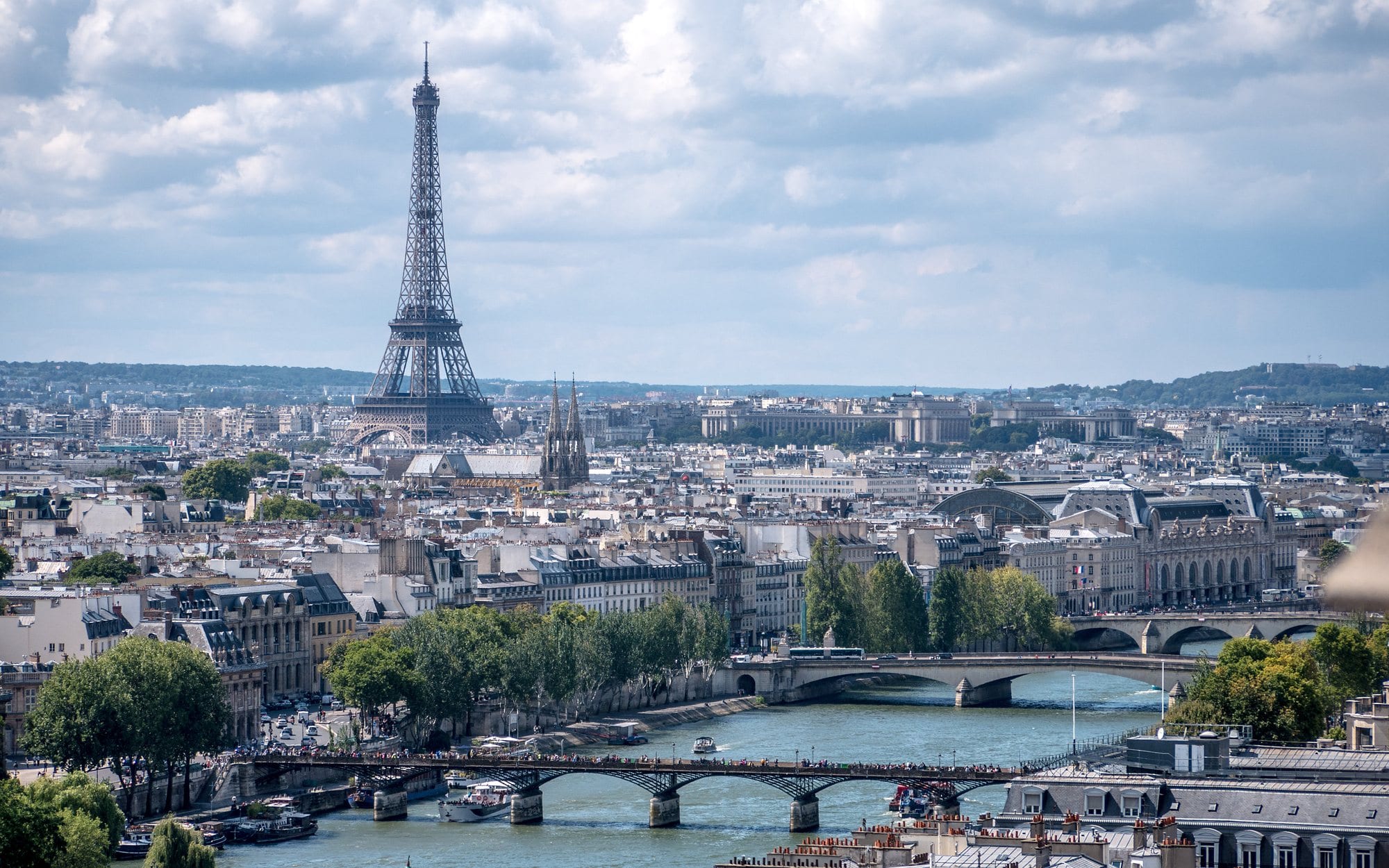 Torre Eiffel e as pontes sobre o rio Sena, vistas do alto, em Paris.